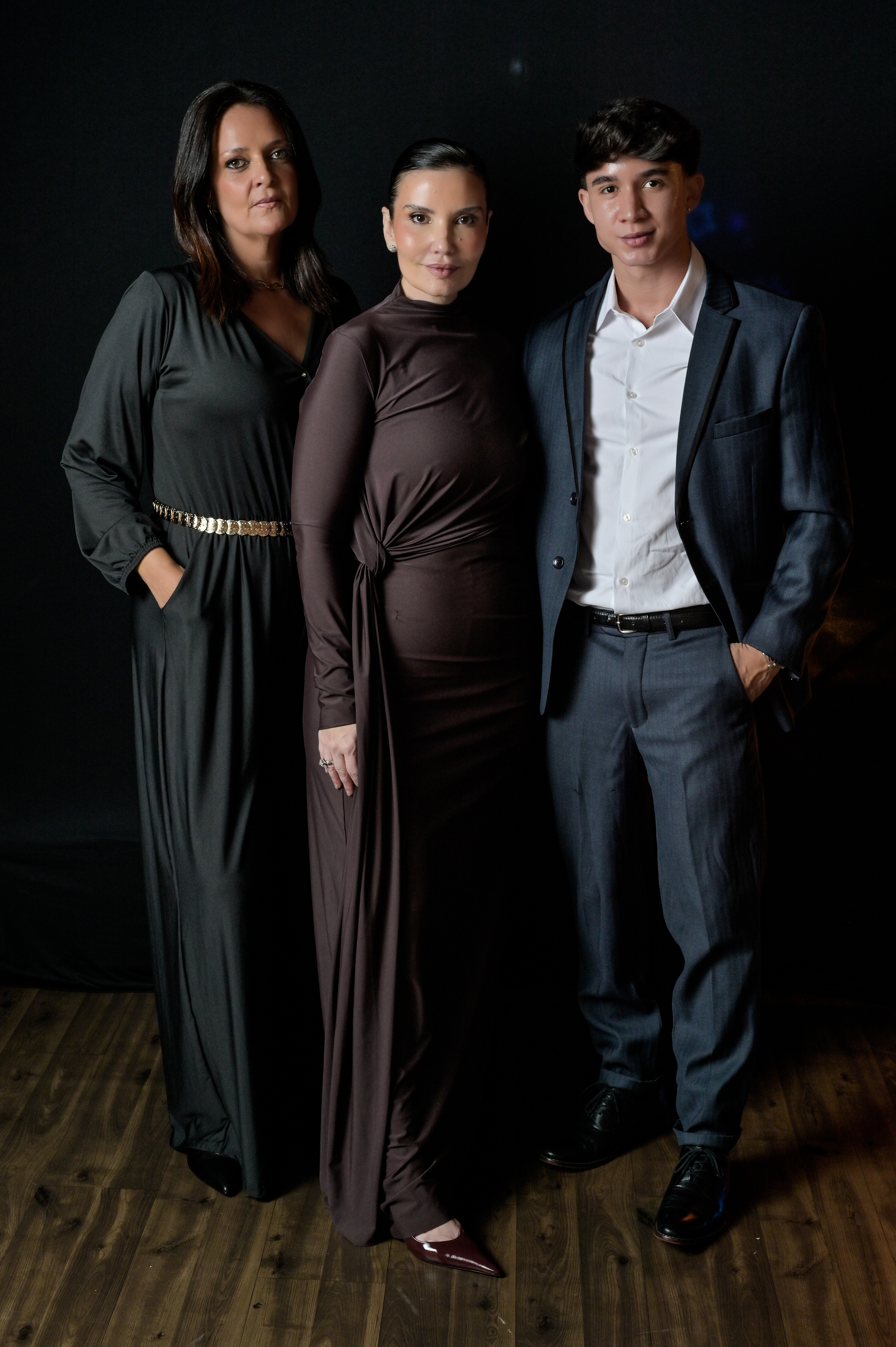 Três convidados em retrato de gala