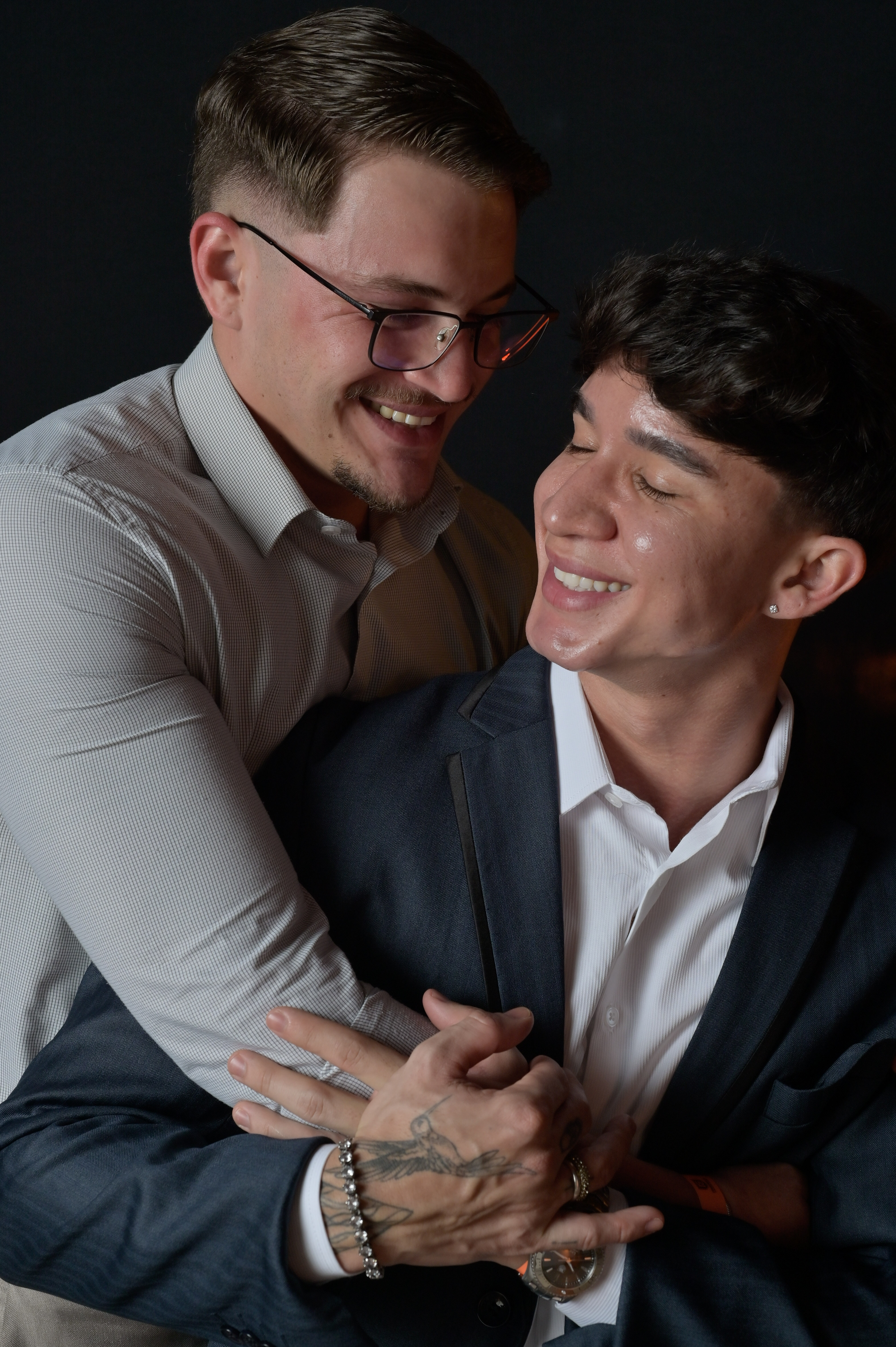 Dois convidados em um momento espontâneo