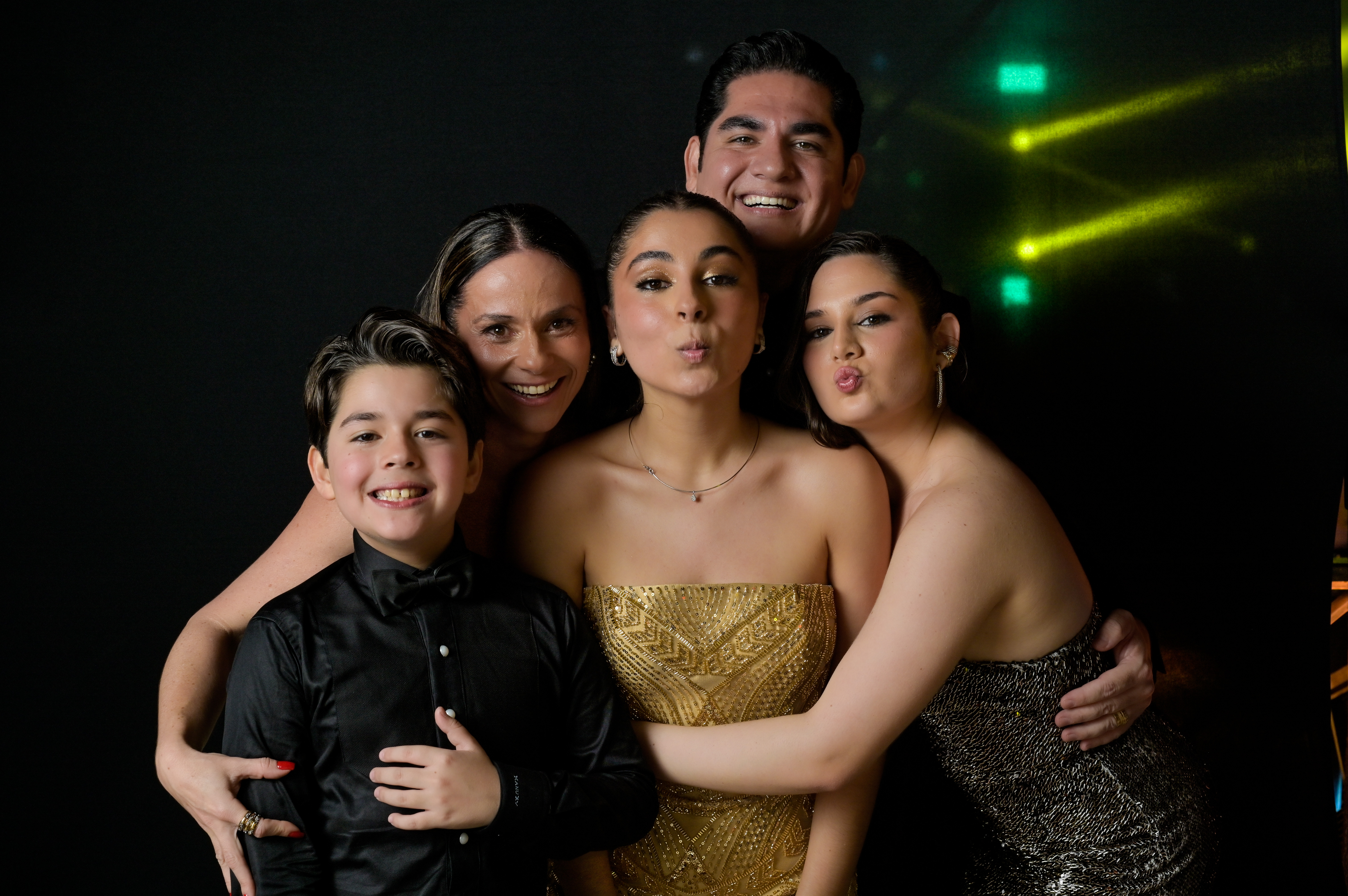 Grupo de convidados fotografados no evento
