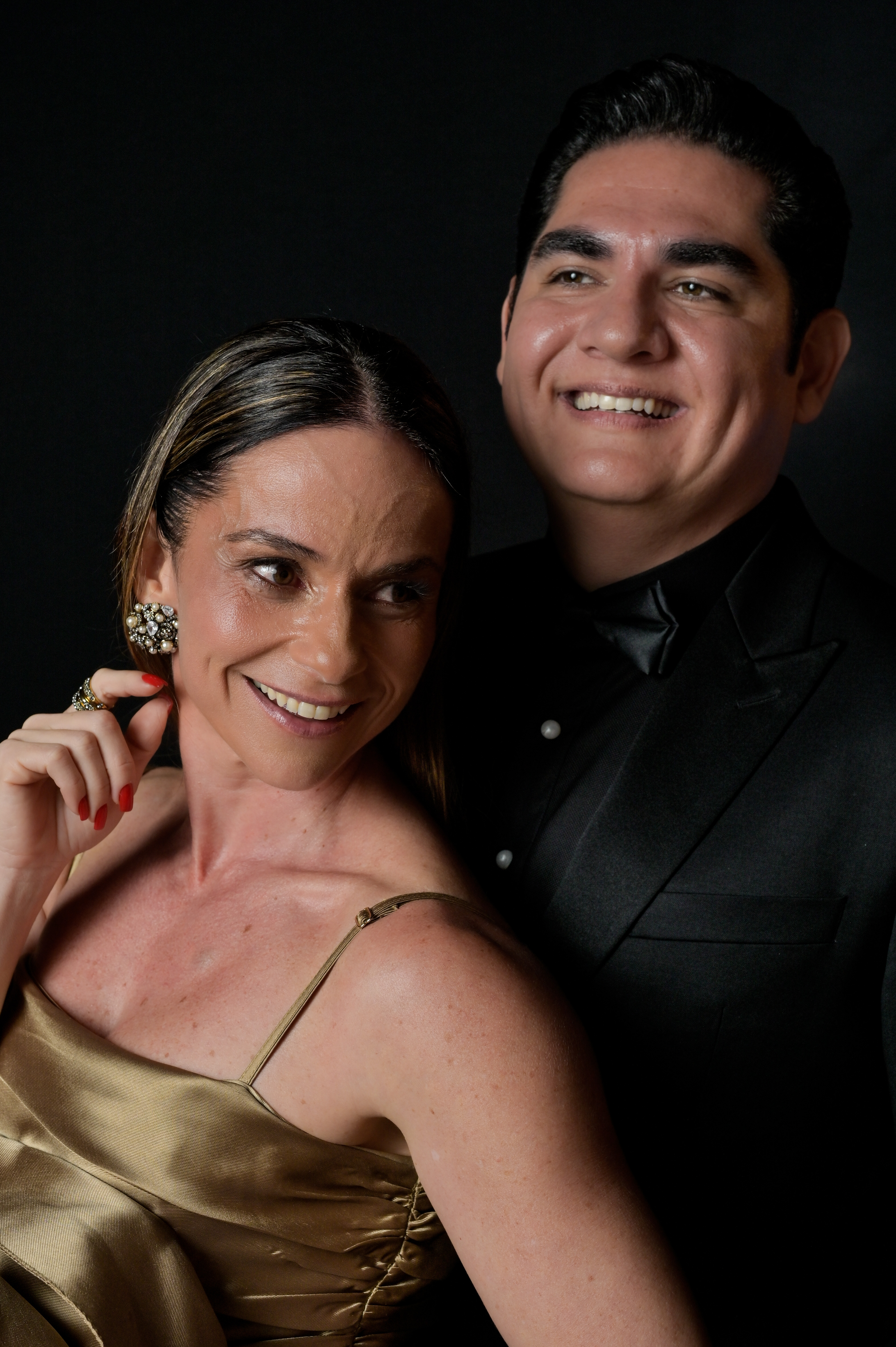 Casal em retrato com iluminação profissional