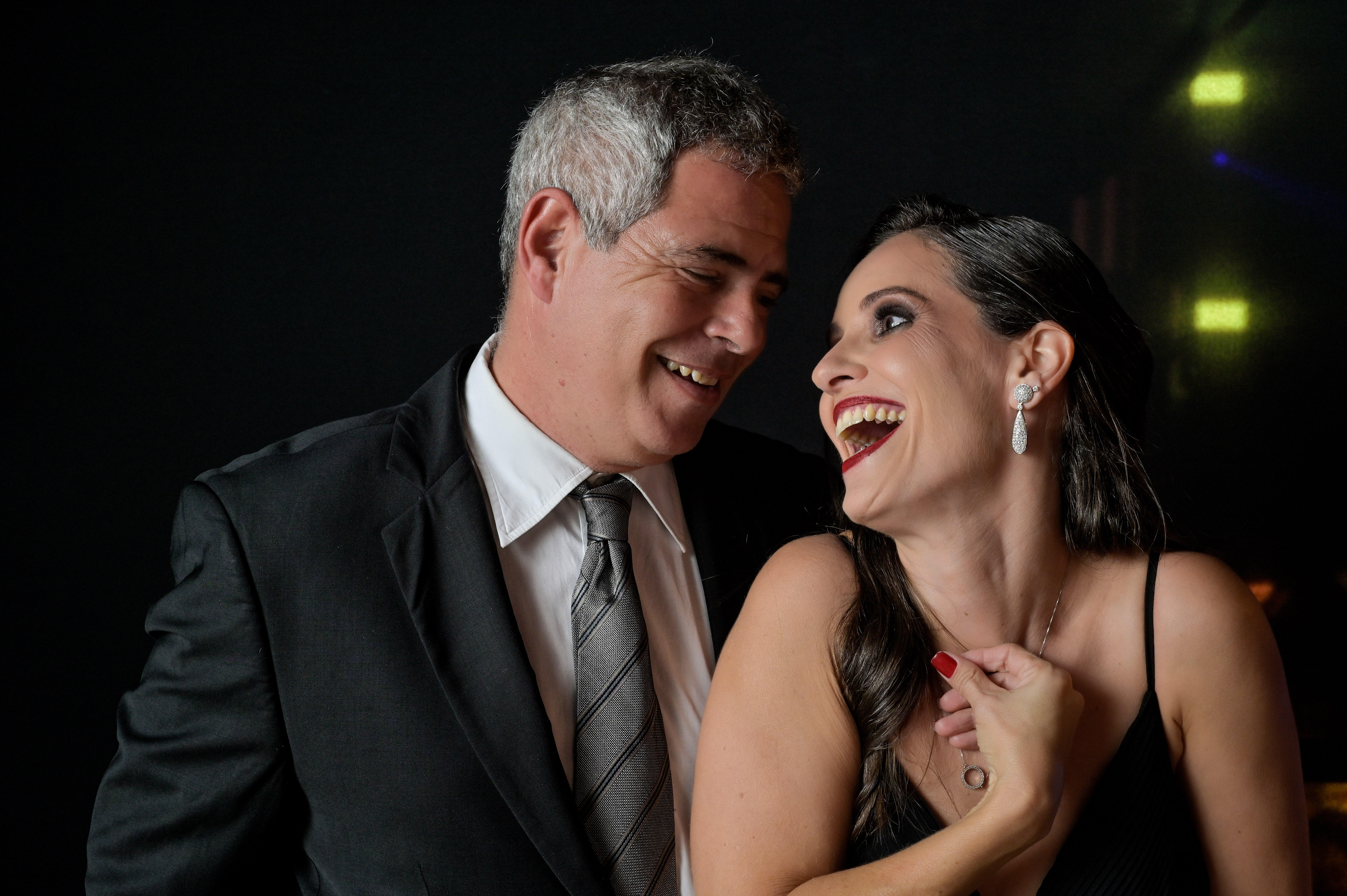 Casal sorrindo durante o evento