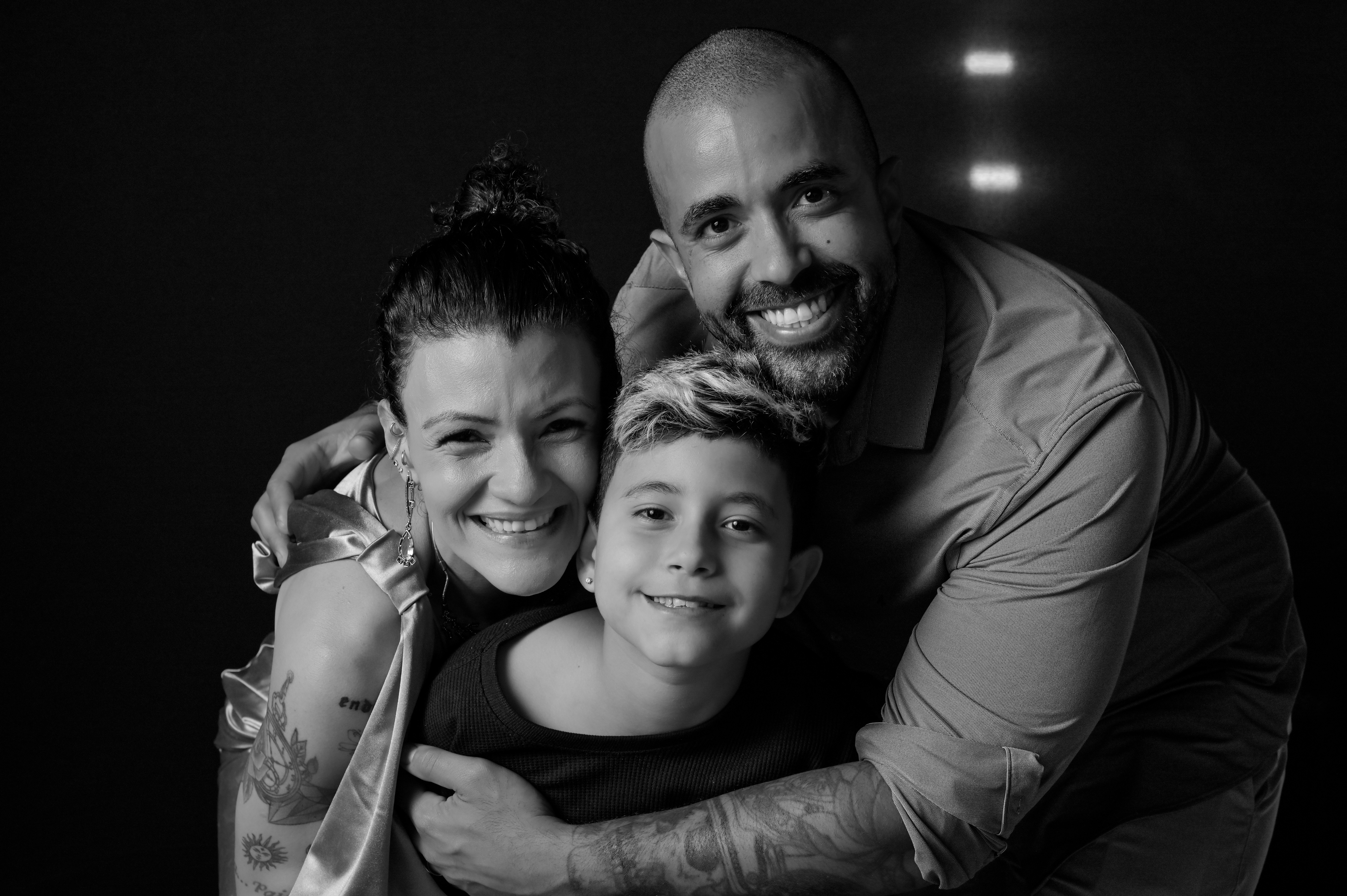 Família em um retrato espontâneo em preto e branco